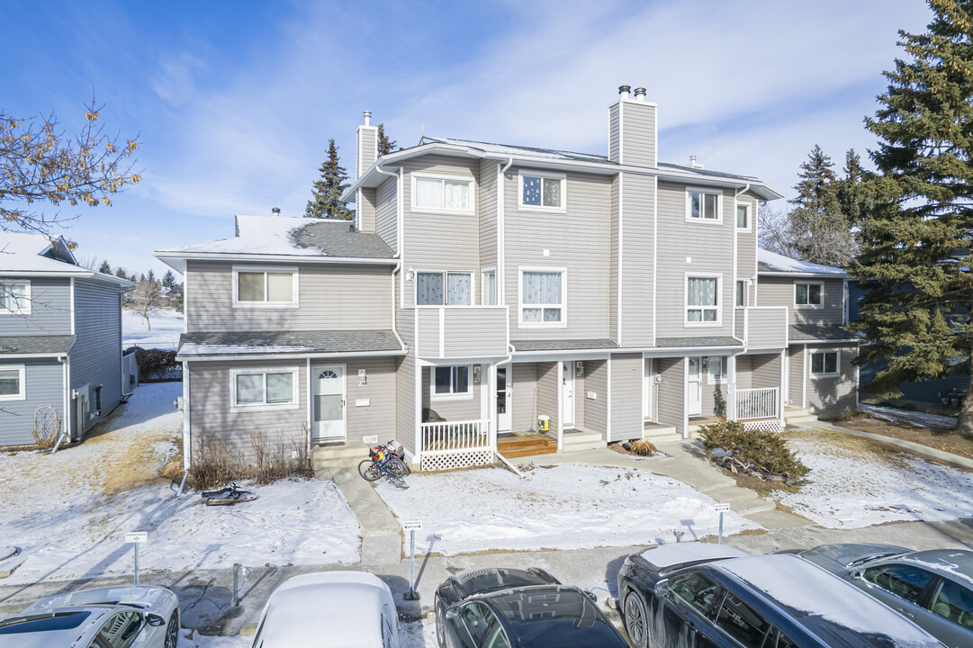 Shawnessy Court in Calgary, AB - Building Photo