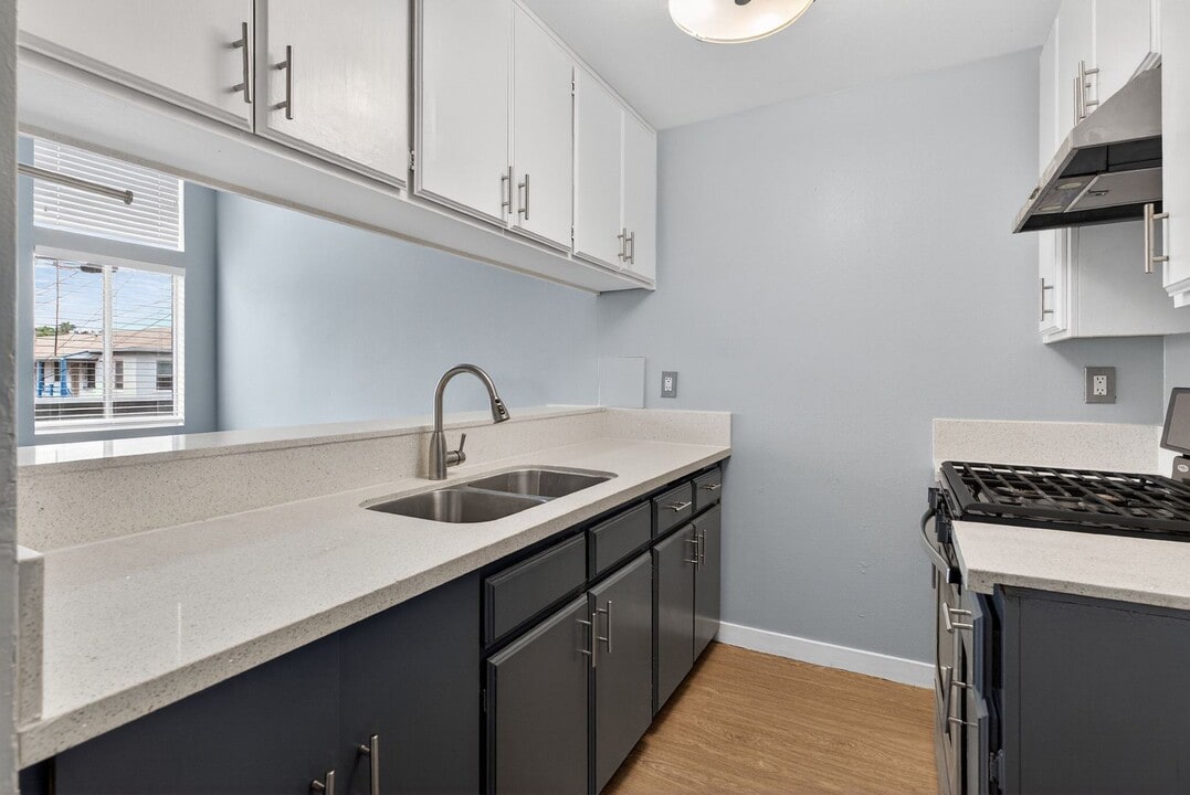 533 E 11th St in Long Beach, CA - Building Photo