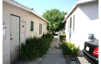 1136 N Madison Ave in Los Angeles, CA - Foto de edificio - Building Photo