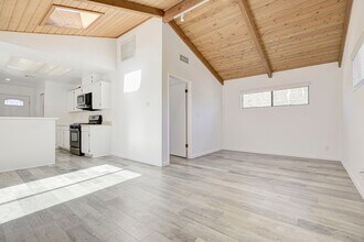 6011 Bellaire Ave in North Hollywood, CA - Building Photo - Building Photo