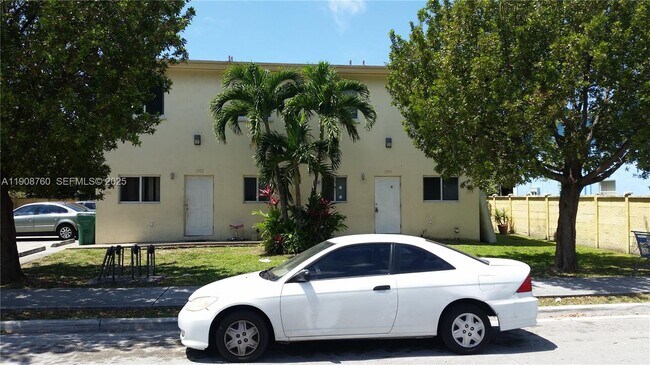 13950 NE 2nd Ave in Miami, FL - Building Photo - Building Photo