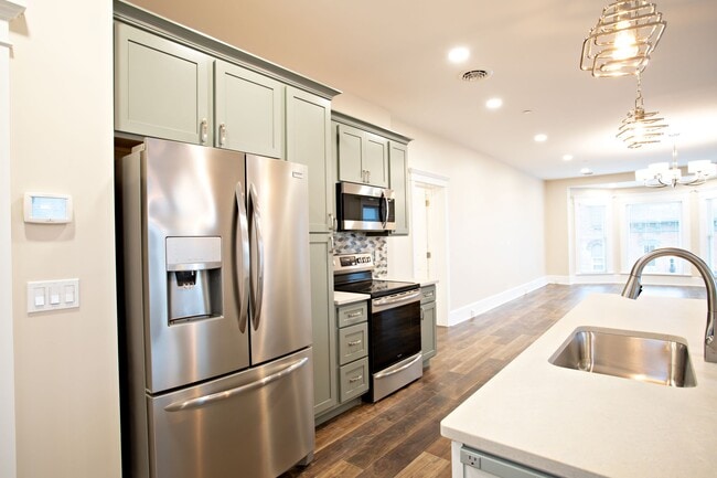 100 W Main St, Unit Apartment 4 in Cambridge City, IN - Building Photo - Building Photo
