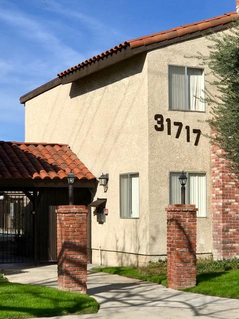 Kenlor Apartments in Castaic, CA - Foto de edificio - Building Photo