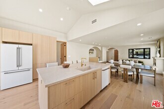 14742 Weddington St in Sherman Oaks, CA - Building Photo - Building Photo