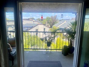 832 Kalpati Cir, Unit F in Carlsbad, CA - Foto de edificio - Building Photo