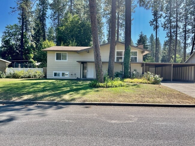 815 W Woodway Ave in Spokane, WA - Building Photo - Building Photo