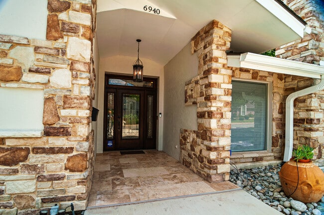 6940 Brookshire Dr in Dallas, TX - Building Photo - Building Photo