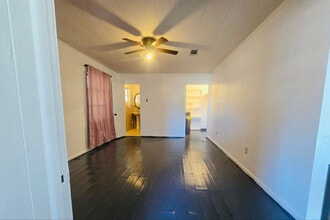 8010 SE US Hwy 301 in Hawthorne, FL - Foto de edificio - Building Photo