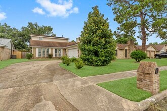 606 Pinebrook Ln in Baytown, TX - Foto de edificio - Building Photo