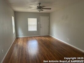 1336 W Ridgewood Ct in San Antonio, TX - Building Photo