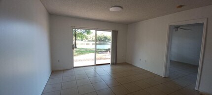4163 N Haverhill Rd in West Palm Beach, FL - Building Photo - Building Photo