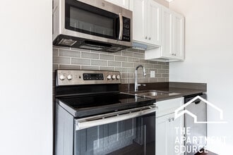 817 W Lakeside Pl in Chicago, IL - Building Photo - Building Photo