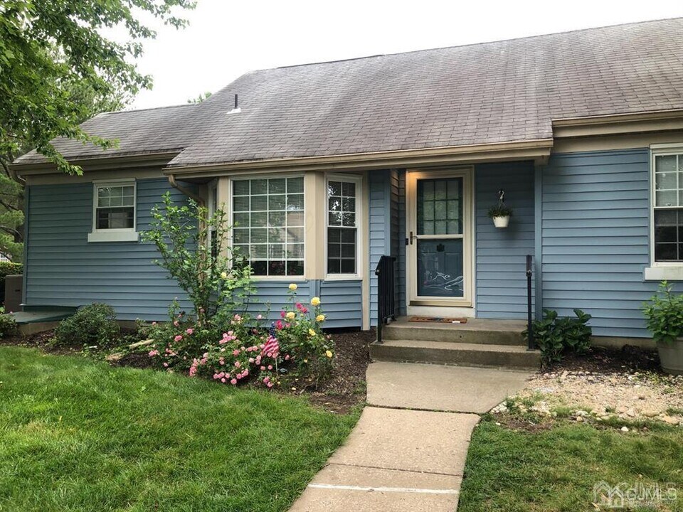 163 Concordia Cir in Monroe Township, NJ - Foto de edificio