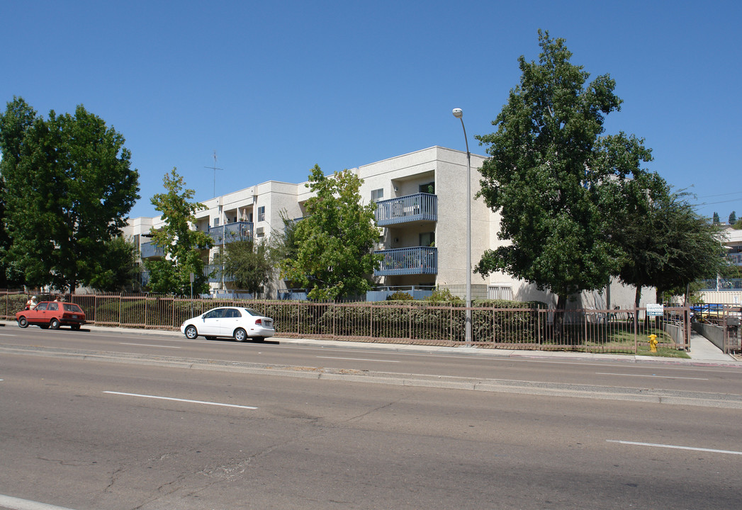 St. Johns Plaza Apartments in Lemon Grove, CA - Foto de edificio