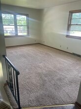 324 N Ellen St, Unit 324 in Cedar Falls, IA - Foto de edificio - Building Photo