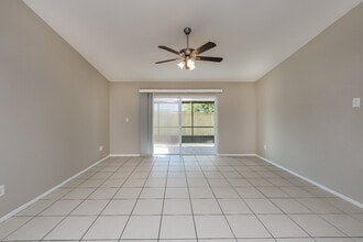908 Pine Ridge Cir E in Brandon, FL - Foto de edificio - Building Photo