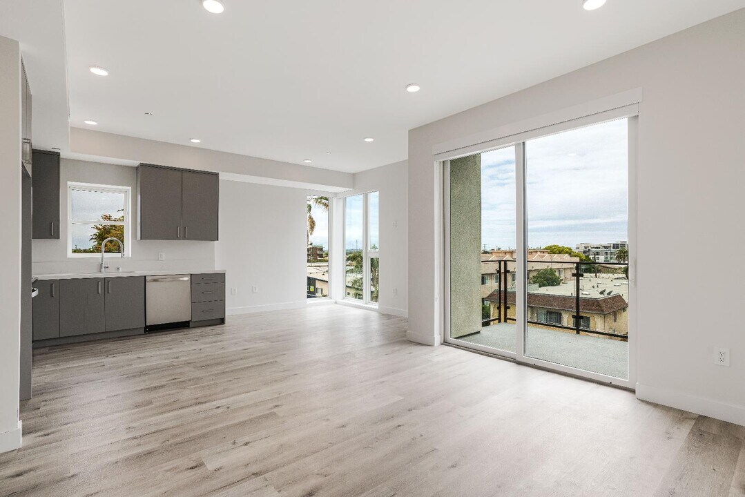 3308 Mentone Ave in Los Angeles, CA - Building Photo