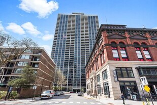 1560 N Sandburg Ter, Unit 1412 in Chicago, IL - Building Photo