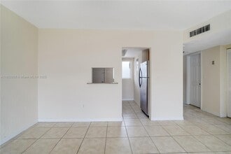 7713 SW 88th St in Kendall, FL - Building Photo - Building Photo