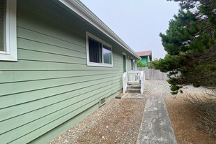 940 Newport Ave SW in Bandon, OR - Building Photo