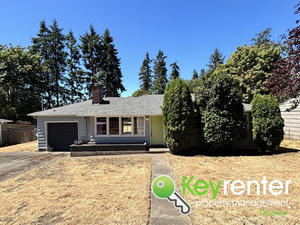 3520 Grandview Dr W in University Place, WA - Foto de edificio