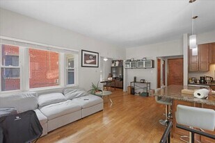 429 W Wellington Ave in Chicago, IL - Building Photo