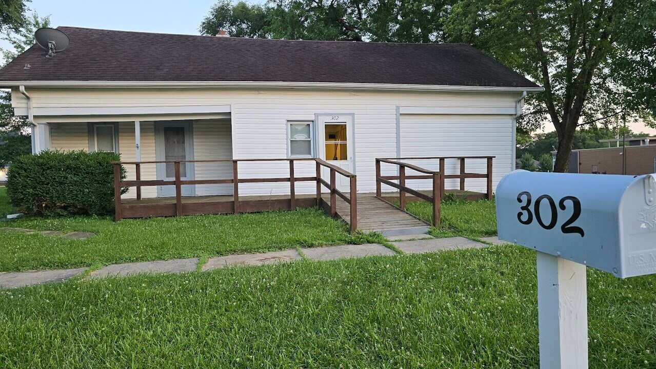 302 E 3rd St in Tonganoxie, KS - Building Photo