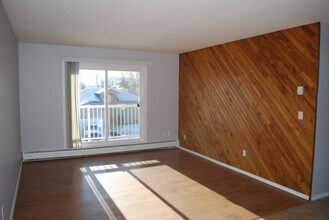 Heritage House in Dawson Creek, BC - Building Photo - Building Photo