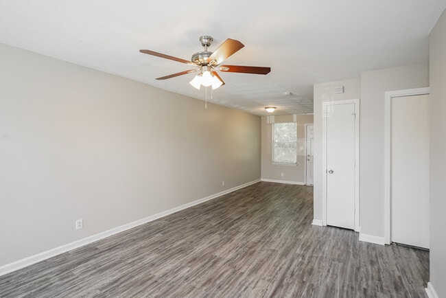 379 Donna Dr in Clarksville, TN - Building Photo - Building Photo