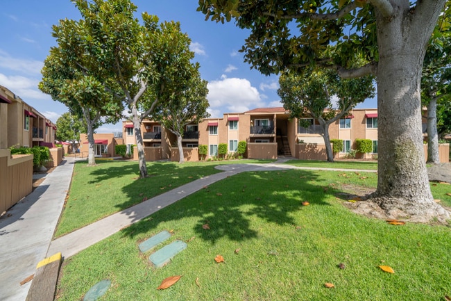 1440 Oak Dr, Unit A9 in Vista, CA - Building Photo - Building Photo