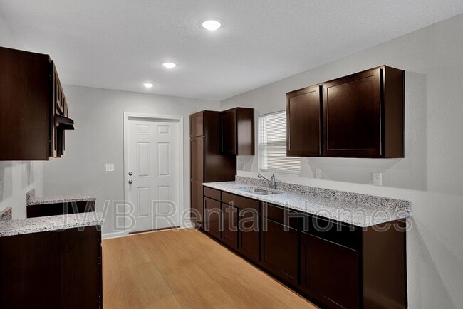 2117 Moncrief Rd in Jacksonville, FL - Building Photo - Building Photo