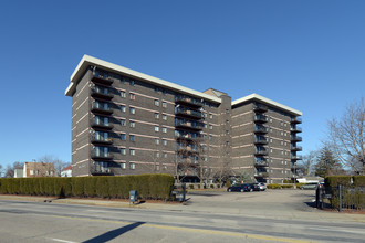 Quincy Towers in Quincy, MA - Foto de edificio - Building Photo