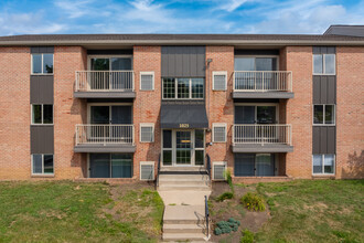 Colonial Crest Apartments in Emmaus, PA - Building Photo - Building Photo