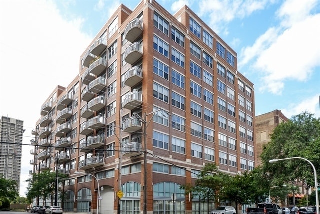 property at 933 W Van Buren St