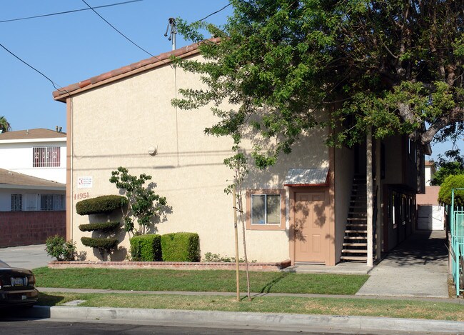 11951 Grevillea Ave in Hawthorne, CA - Foto de edificio - Building Photo