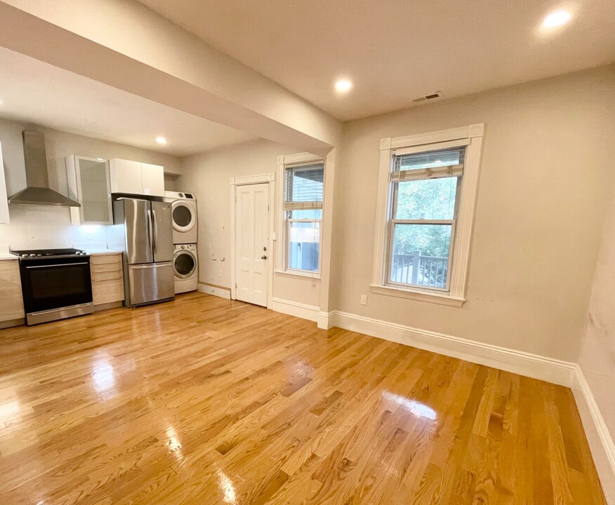 108 Buttonwood St, Unit 2 in Boston, MA - Foto de edificio