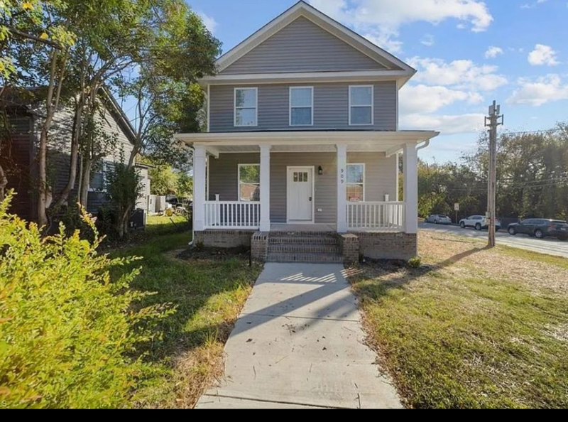 909 Martin Luther King Jr Dr in Greensboro, NC - Foto de edificio