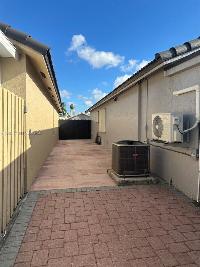 2753 W 68th Pl in Hialeah, FL - Building Photo - Building Photo