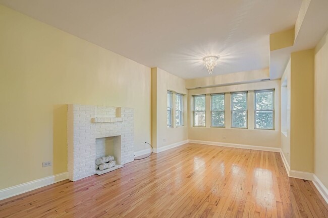 6327 N Francisco Ave in Chicago, IL - Building Photo - Building Photo