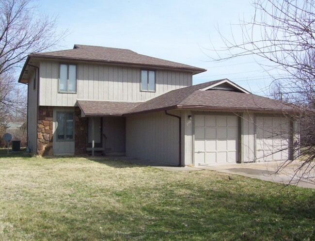 property at 621 W Belmont Ct