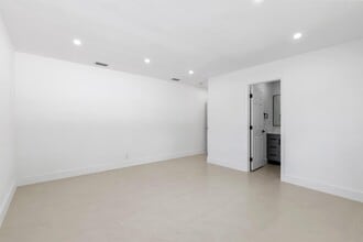 6573 Eaton St in Hollywood, FL - Building Photo - Building Photo