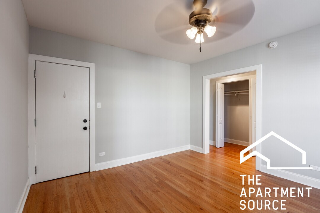 620 W Patterson Ave, Unit 401 in Chicago, IL - Building Photo