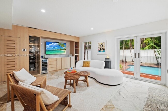 200 W Mashta Dr in Key Biscayne, FL - Building Photo - Building Photo