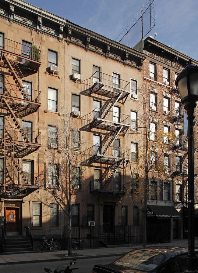 433 W 46th St in New York, NY - Foto de edificio - Building Photo