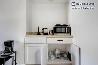 944 Tiverton Ave in Los Angeles, CA - Building Photo - Building Photo