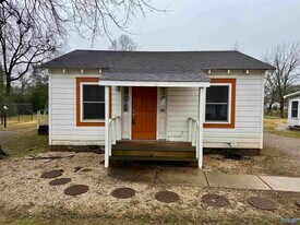 807 2nd Ave in Athens, AL - Building Photo