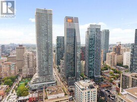 8 Wellesley St W in Toronto, ON - Building Photo