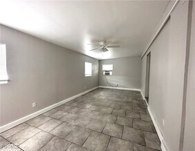 3156 Market St in Ft. Myers, FL - Building Photo - Building Photo