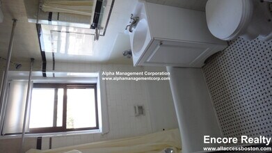 349 Pleasant St in Malden, MA - Foto de edificio - Building Photo