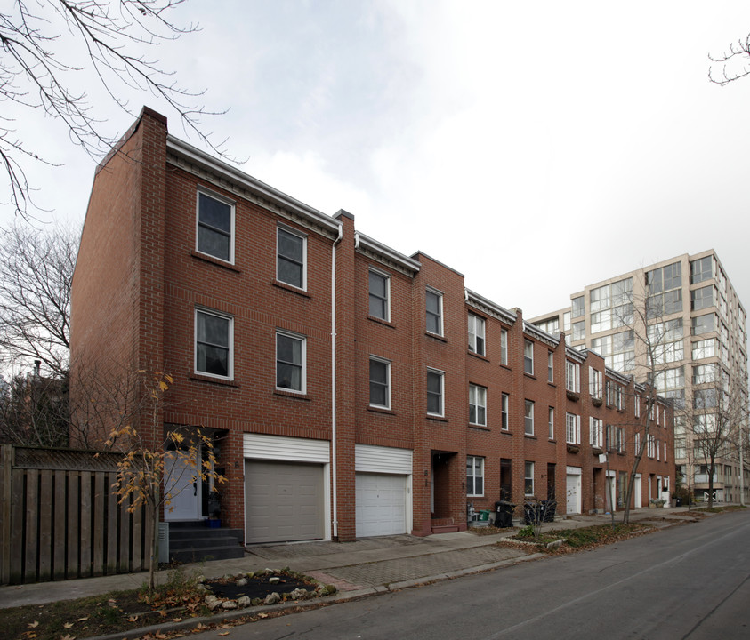 St. Lawrence Townhouses 2 in Toronto, ON - Building Photo